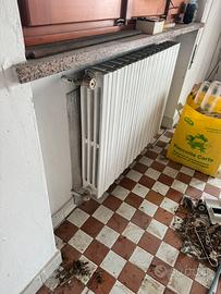 Termosifoni/Caloriferi a piastra in ghisa