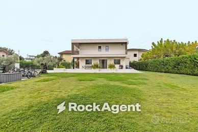 Villa di 185 m² con più di 5 locali a Forte dei Ma