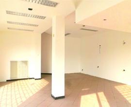 Negozio open-space vetrinato in centro