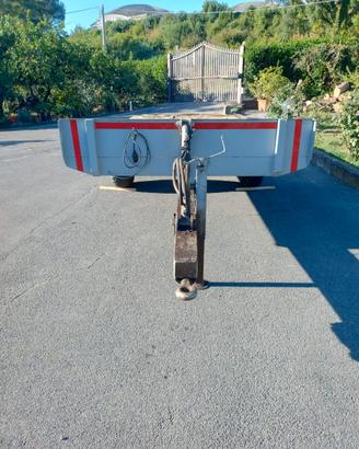 Carrellone per trasporto attrezzi agricoli.