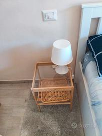Coppia di comodini in legno con ripiano in vetro