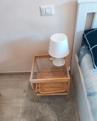 Coppia di comodini in legno con ripiano in vetro