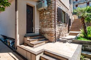 BILOCALE CON GIARDINO, CON BAGNO DA DEMOLIRE E RIC