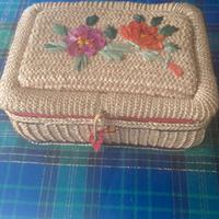 Scatola da cucito in paglia intrecciata e rafia.