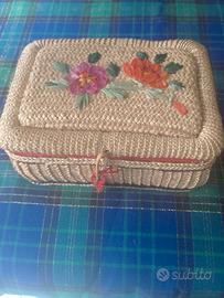Scatola da cucito in paglia intrecciata e rafia.
