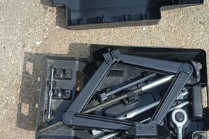 Kit attrezzi per riparazione gomme di scorta