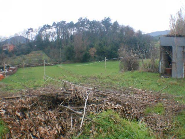 Rustico / Casale di 450 m² con più di 5 locali a L - Vista 4