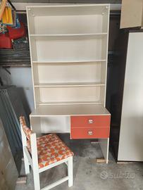 Scrivania vintage con sedia e scaffali