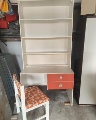Scrivania vintage con sedia e scaffali