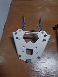 Piastra bauletto givi con relative staffe