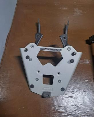 Piastra bauletto givi con relative staffe