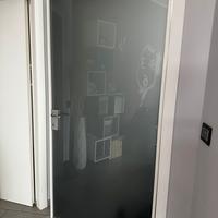 Porta in vetro no telaio con una crepa nel vetro