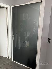 Porta in vetro no telaio con una crepa nel vetro