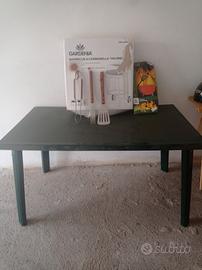 barbecue e tavolo con acessori