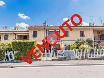 VILLA A SCHIERA CENTRALE A SONA