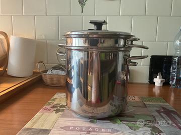 Pentola in acciaio con scolapasta incorporato