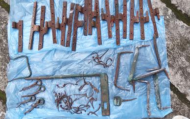 Chiavistello antico completo , Cerniere e chiodi