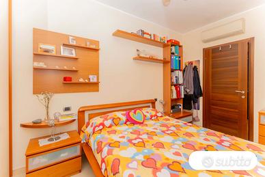 Camera da letto matrimoniale completa in legno