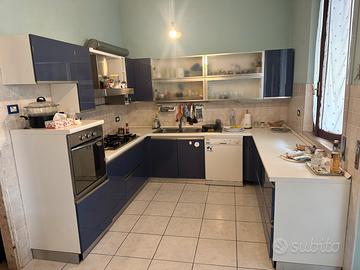 Cucina a U completa in laccato blu lucido seminuov