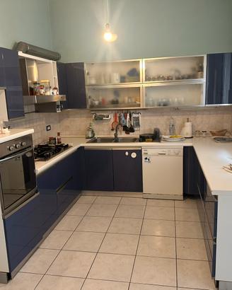 Cucina a U completa in laccato blu lucido seminuov