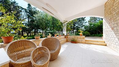 Villa singola in pietra con ampio terreno