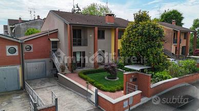 VILLA A SCHIERA A CASTELVETRO PIACENTINO