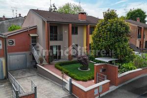 VILLA A SCHIERA A CASTELVETRO PIACENTINO