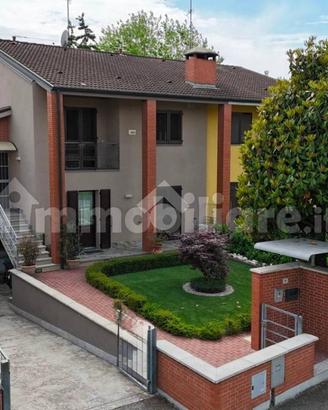 VILLA A SCHIERA A CASTELVETRO PIACENTINO