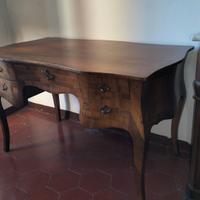 Scrivania antica sagomata in legno Luigi XV