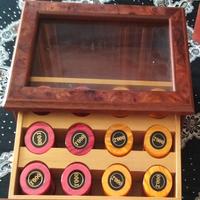 Scatola di legno con fiches e carte