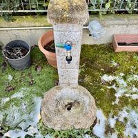 Fontana da giardino bianca in pietra – con rubinet