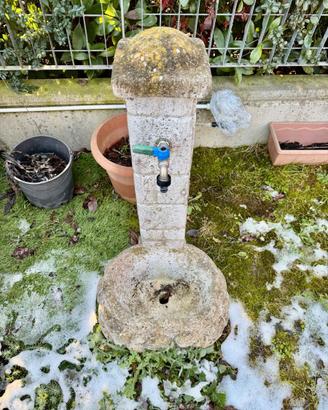 Fontana da giardino bianca in pietra – con rubinet