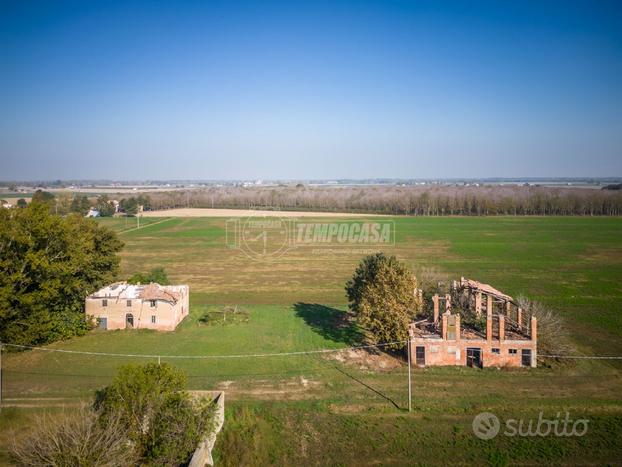 Rudere con accessorio in lotto di terreno di 2000