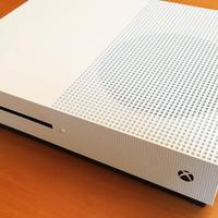 XBOX ONE S + CONTROLLER PHANTOM BLACK + 2 GIOCHI