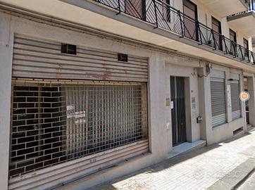 Ampio Locale commerciale con enorme magazz sotto