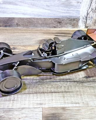 Scultura viti e bulloni AUTO FORMULA UNO.