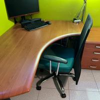 Scrivania in legno, cassettiera e sedia