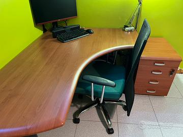 Scrivania in legno, cassettiera e sedia