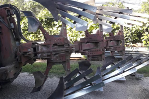 Aratro trivomere tolusso