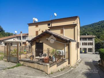 CASA SEMINDIPENDENTE A VALTOPINA