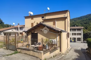 CASA SEMINDIPENDENTE A VALTOPINA