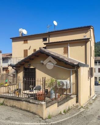 CASA SEMINDIPENDENTE A VALTOPINA