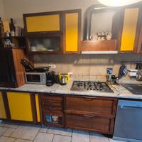 Cucina in legno di ciliegio con elettrodomestici 