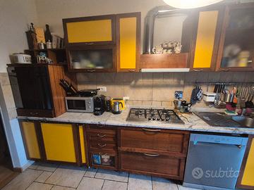 Cucina in legno di ciliegio con elettrodomestici 