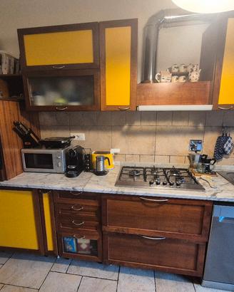 Cucina in legno di ciliegio con elettrodomestici 