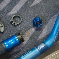 MT10 manubrio blu wrp e manopole blu srt 