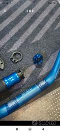 MT10 manubrio blu wrp e manopole blu srt 