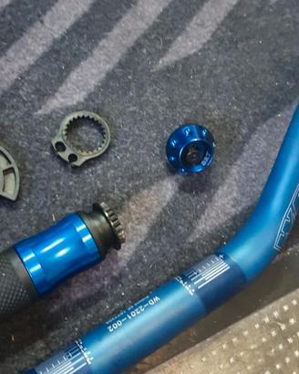 MT10 manubrio blu wrp e manopole blu srt 