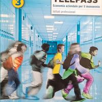 libro di testo scolastico intitolato "TELEPASS"