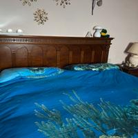 Letto matrimoniale, comodini e comò